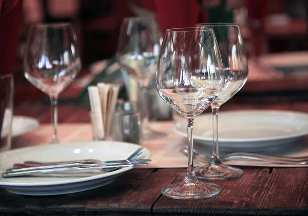 Conjunto vazio de vidro e pratos no restaurante — Fotografia de Stock