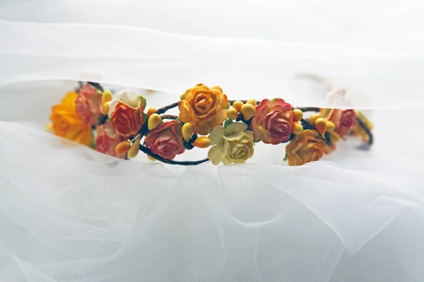 Kranz Braut aus orangefarbenen Blumen — Stockfoto