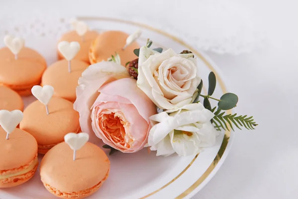 Gâteaux et boutonnière aux roses — Photo