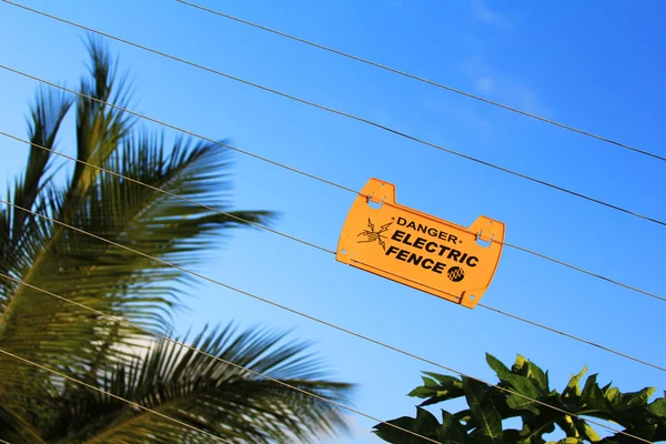 Danger Panneau haute tension sur une clôture — Photo