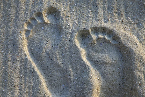 Tisk z mužských nohou na písku — Stock fotografie