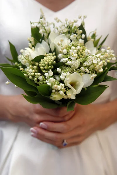 A noiva tem um buquê de casamento — Fotografia de Stock