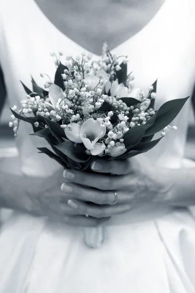 La mariée tient un bouquet de mariage — Photo