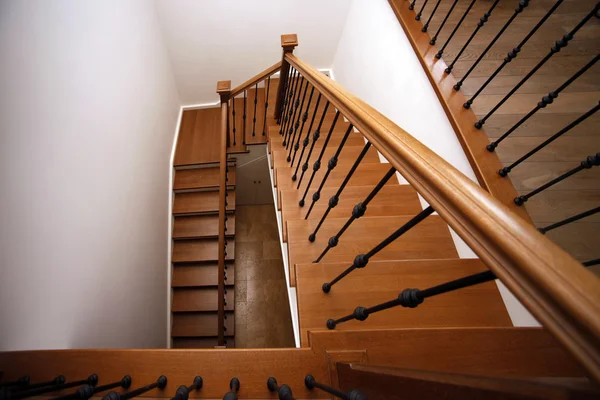 La escalera de madera que conduce en el segundo piso —  Fotos de Stock