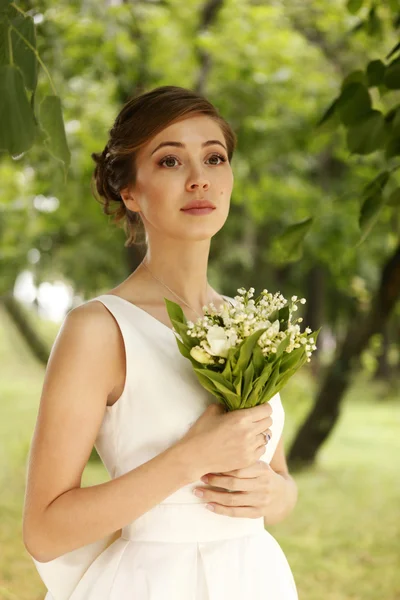 Belle mariée avec bouquet — Photo