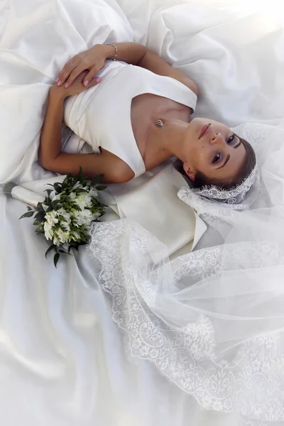 Die schöne Braut mit Strauß — Stockfoto