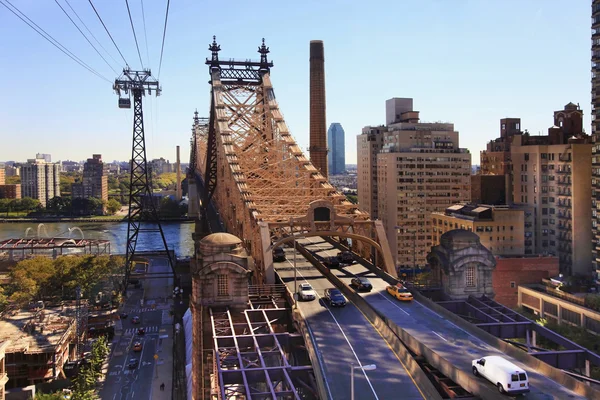 Queensboro γέφυρα που εκτείνεται τον ποταμό ανατολικά — Φωτογραφία Αρχείου