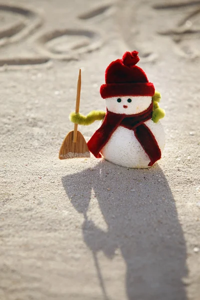 Spielzeugschneemann im Sand — Stockfoto