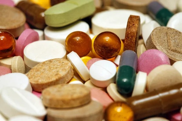 Vegyes színes tabletták és kapszulák — Stock Fotó