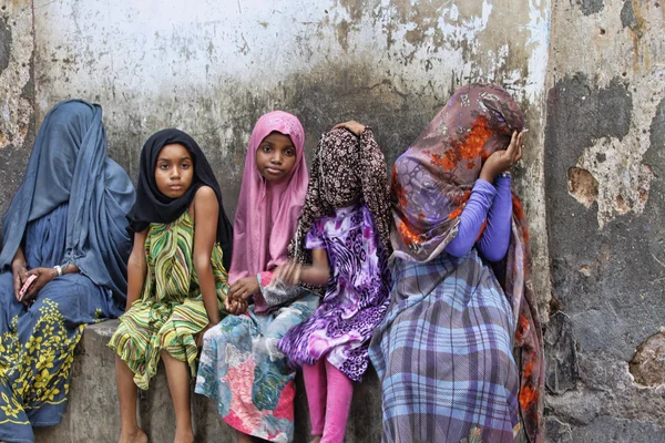 Τα παιδιά στην παραδοσιακά μουσουλμανική ρούχα — Φωτογραφία Αρχείου