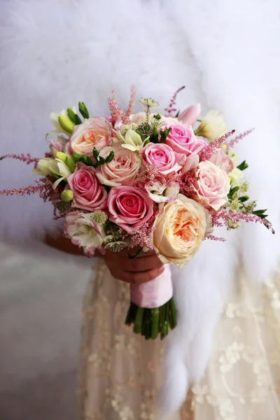 La mariée tient un bouquet de mariage — Photo