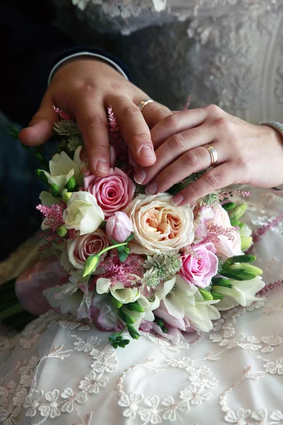 Рука нареченого і нареченої з обручками — стокове фото