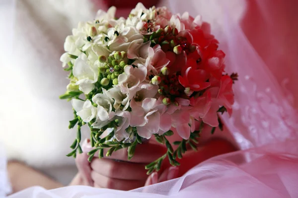 La mariée tient un bouquet de mariage — Photo
