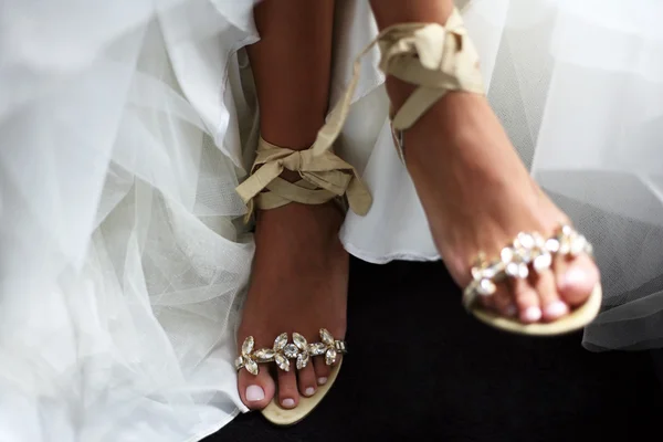 Wedding shoes on barefooted legs — Stock Photo, Image