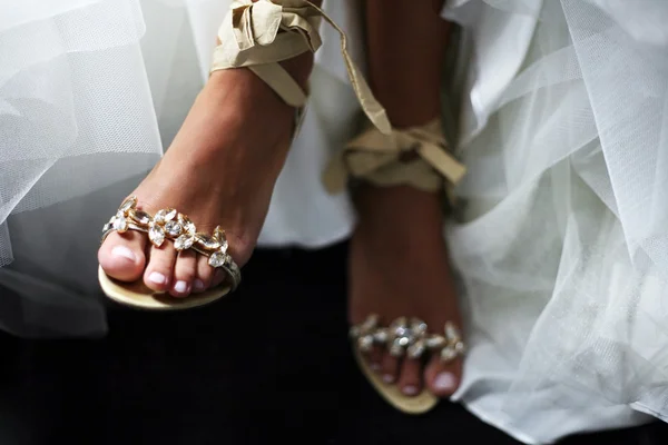 Wedding shoes on barefooted legs — Stock Photo, Image