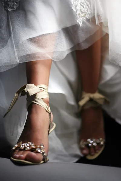 Wedding shoes on barefooted legs — Stock Photo, Image