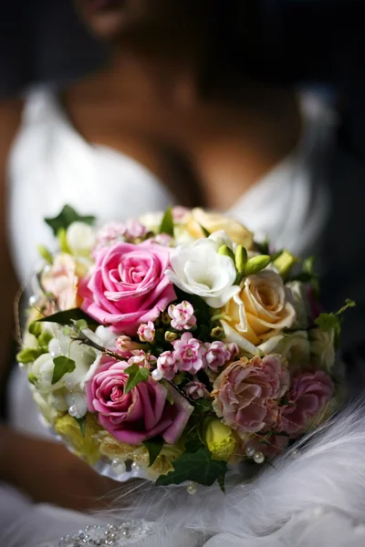 Noiva detém um buquê de casamento — Fotografia de Stock