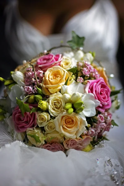 Sposa tiene un bouquet da sposa — Foto Stock