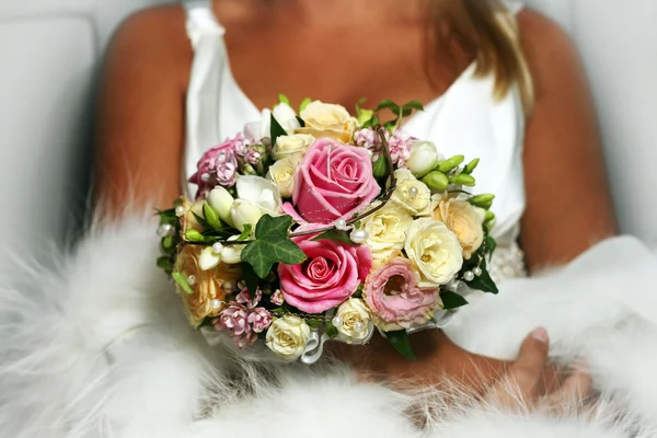 La mariée tient un bouquet de mariage — Photo