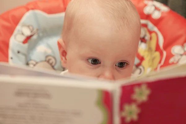 Menina com livro — Fotografia de Stock