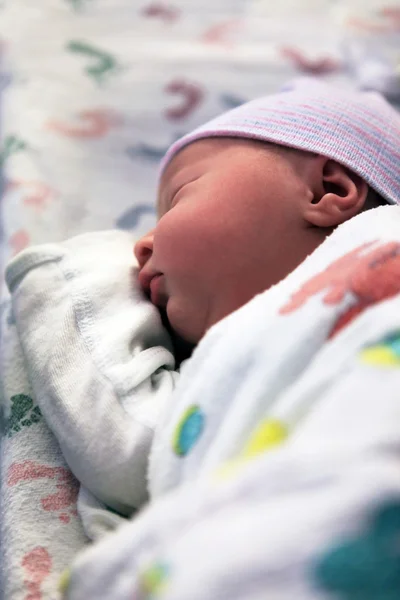Uyuyan yeni doğan bebek — Stok fotoğraf