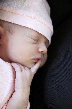 uyuyan yeni doğan bebek