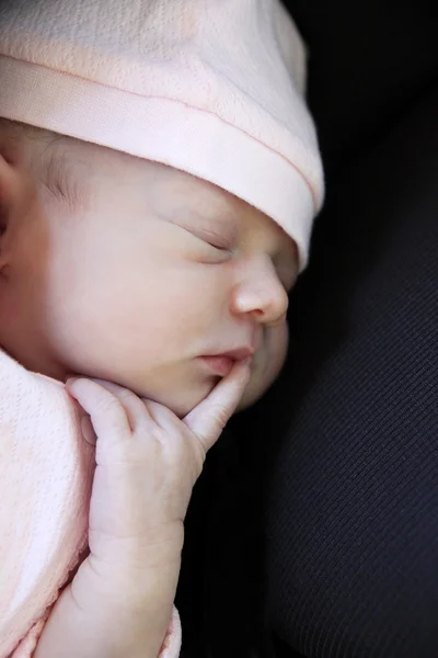 Slapende pasgeboren baby — Stockfoto