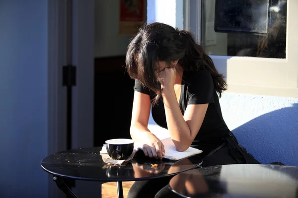 Chica joven leyendo un libro —  Fotos de Stock