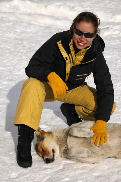 Kvinna med en herrelös hund — Stockfoto