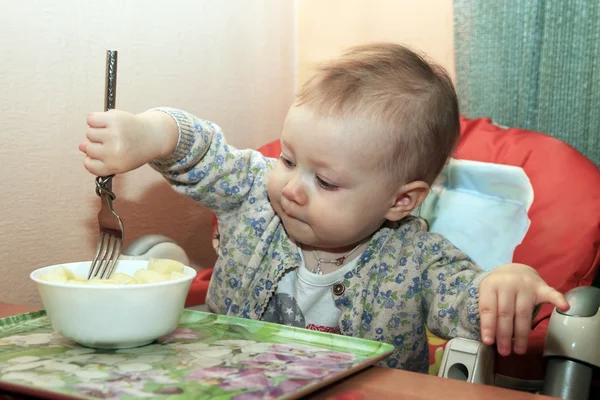 Alimentação de uma criança pequena — Fotografia de Stock