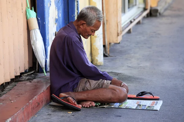 Mendigo sin hogar mendigando —  Fotos de Stock