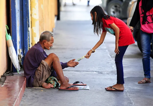 ホームレスの乞食が物乞い — ストック写真