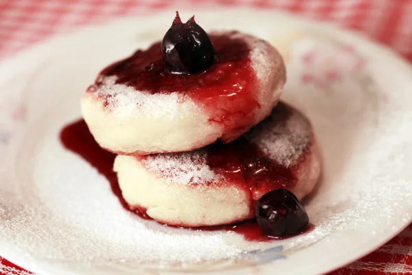 Torta di formaggio con marmellata di ciliegie — Foto Stock