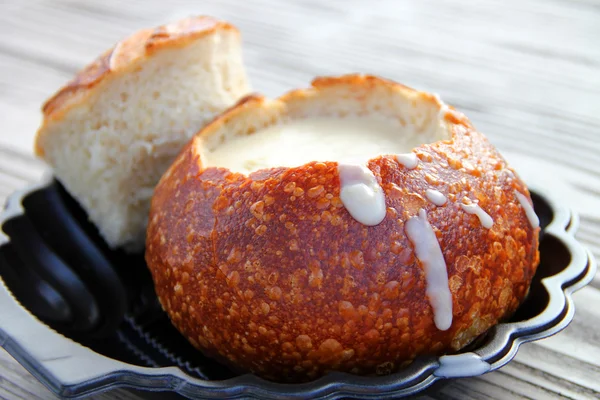Суп из мидии в кастрюле хлеба — стоковое фото