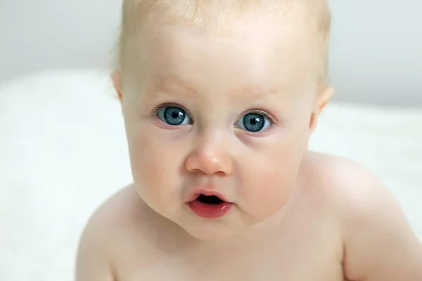 Menina pequena bonita — Fotografia de Stock