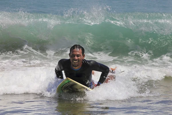 Surfer in ocean — Stock Photo, Image