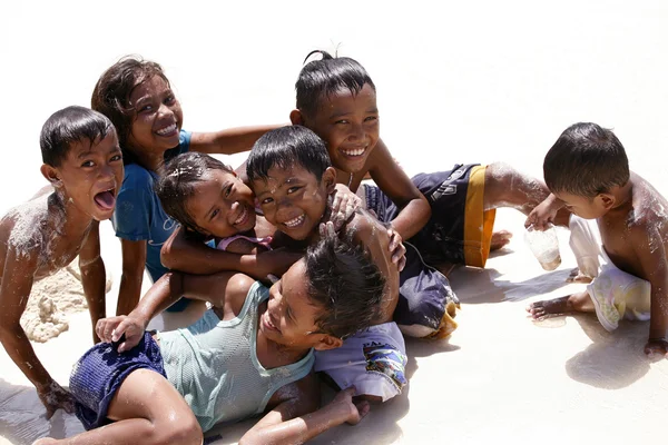 Niños filipinos alegres — Foto de Stock