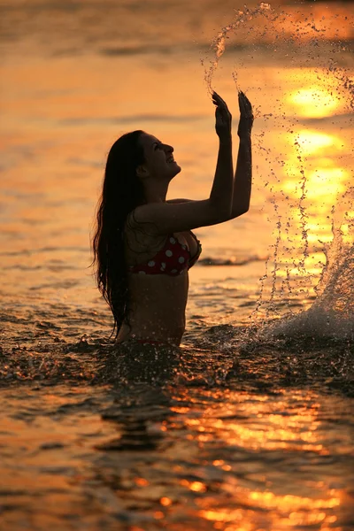 Silhouette della bella ragazza — Foto Stock