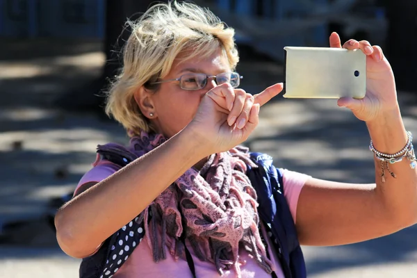 Kobieta ze smartfonem — Zdjęcie stockowe