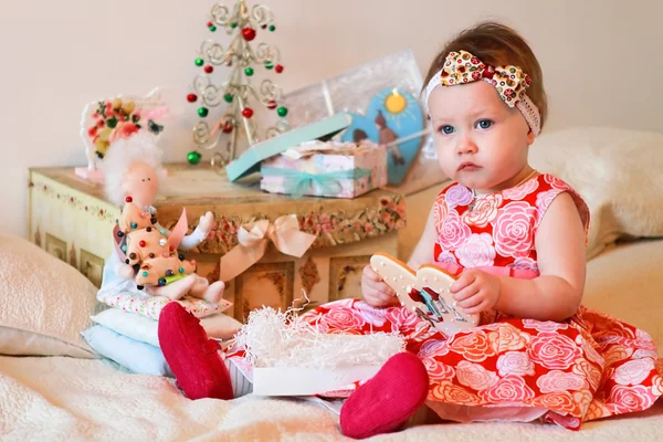 Bambina con un dono — Foto Stock