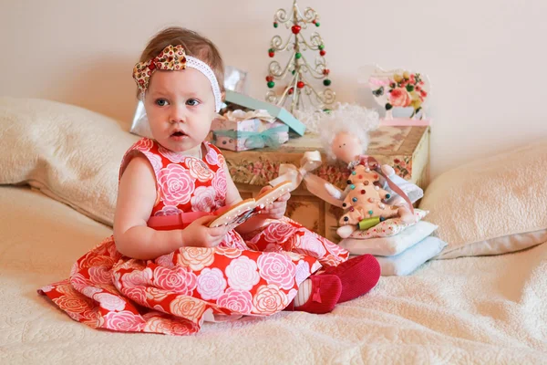 Κοριτσάκι με ένα δώρα — Φωτογραφία Αρχείου