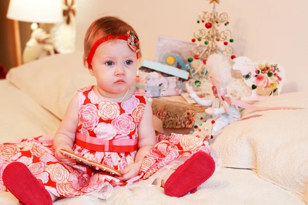 Petite fille avec un cadeaux — Photo