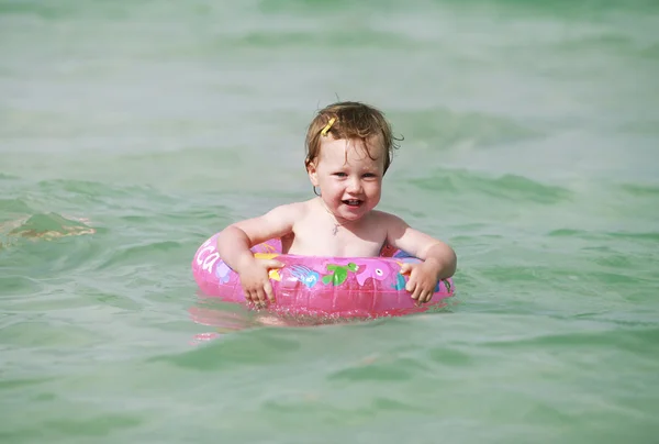 Kleines Mädchen im Meer — Stockfoto