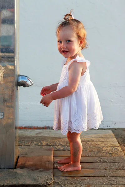 Menina na praia — Fotografia de Stock