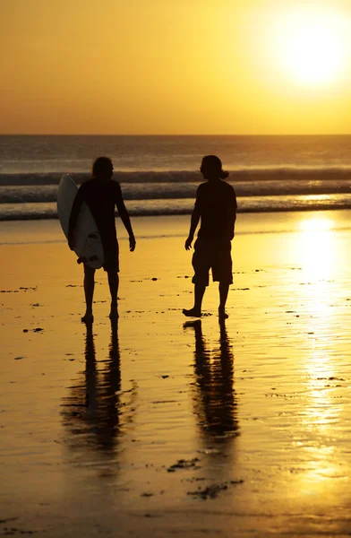 Surfers on a coastline — Stock Photo, Image