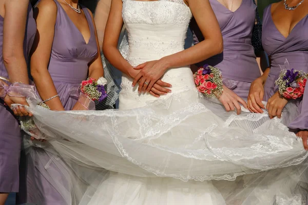 Невеста с подружками невесты — стоковое фото