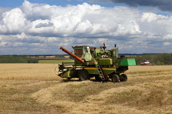 Kombinera skörda vete — Stockfoto