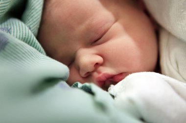 uyuyan yeni doğan bebek