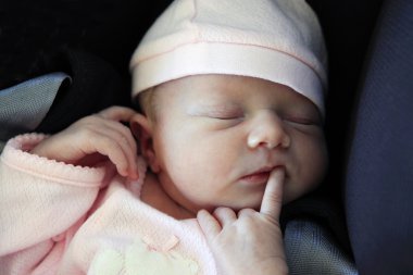 uyuyan yeni doğan bebek