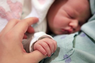 uyuyan yeni doğan bebek